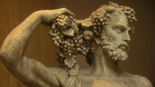 древнегреческая скульптура с виноградом